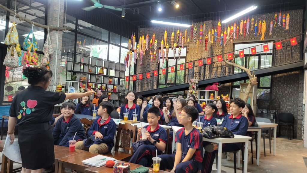 Trải nghiệm học ngôn ngữ ký hiệu của Người điếc để chủ động giao tiếp của đoàn học sinh trường Đoàn Thị Điểm - Hà Nội tại Kymviet Workshop