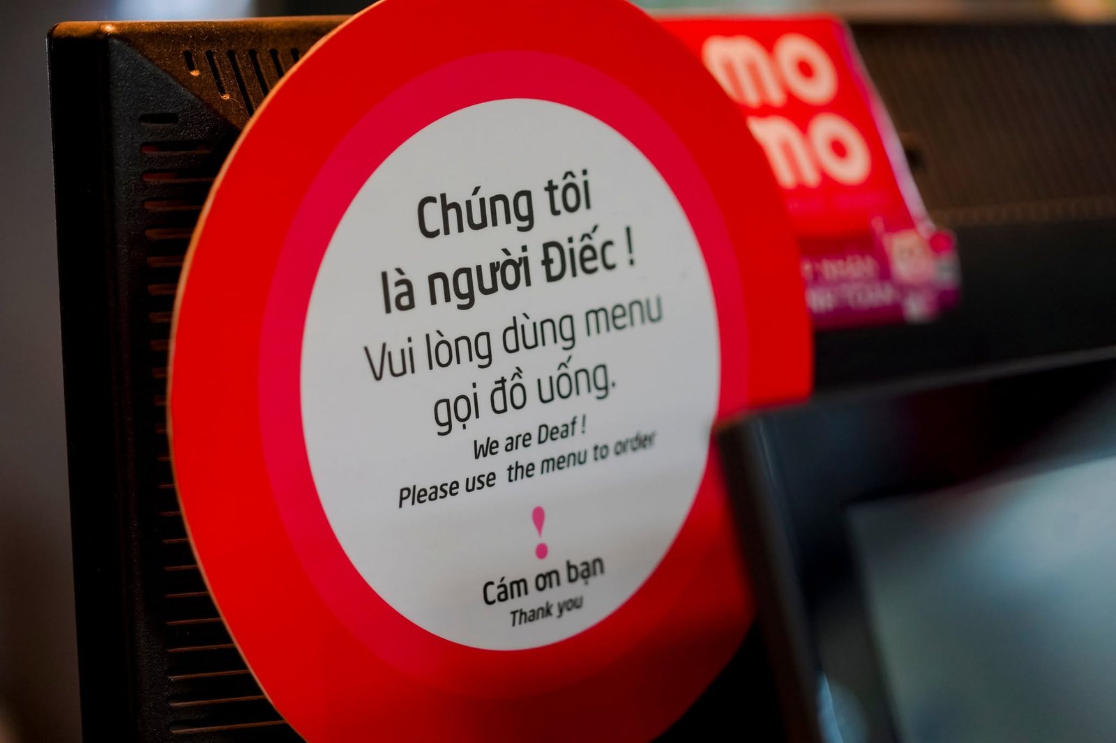 Can you order at Kym Việt café without knowing sign language?